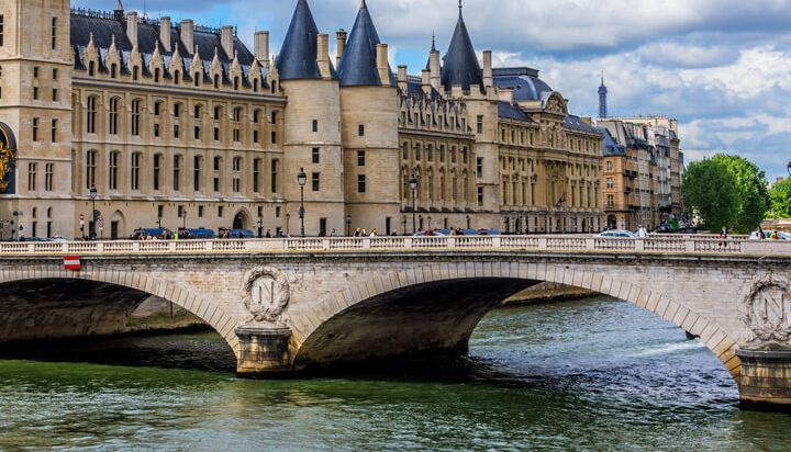 Enjoy a pleasant Seine cruise in Paris