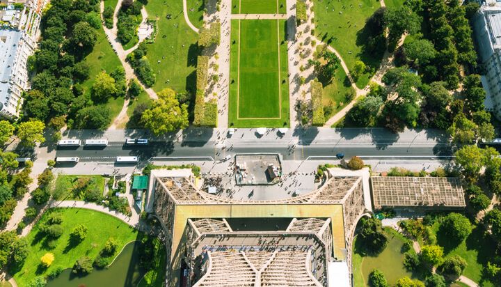 Vue fantastique depuis le sommet de la Tour Eiffel