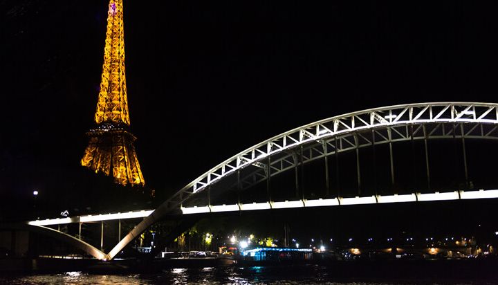 Magnífica Torre Eiffel desde un barco-restaurante