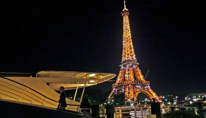 Vista da Torre Eiffel iluminada