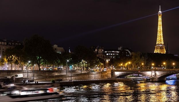 SGM illumine la Tour Eiffel à Paris 