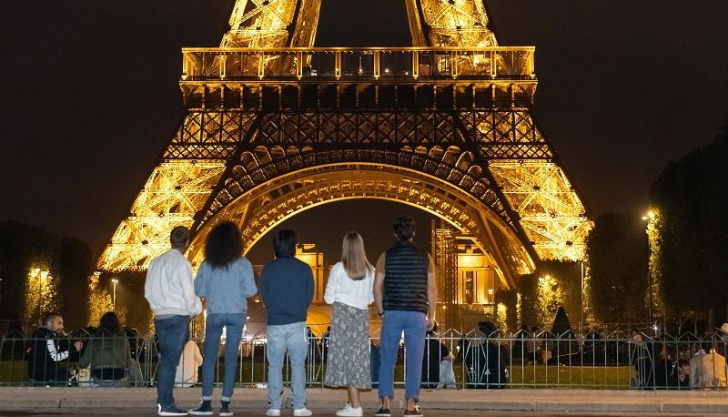 Eiffelturm-Abendessen mit Freunden