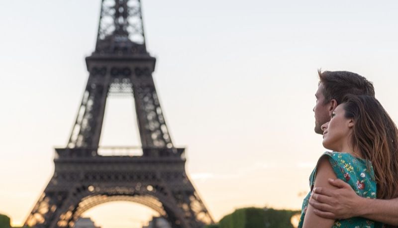 Abendessen im Eiffelturm mit Vorrangigem Zugang, Schifffahrt auf der Seine und Show im Moulin Rouge mit 1 Glas Champagner
