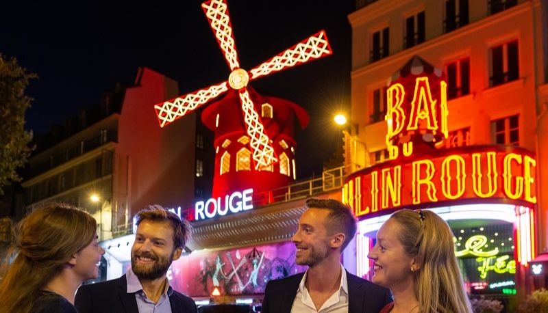 Moulin Rouge-Kabarett bei Nacht
