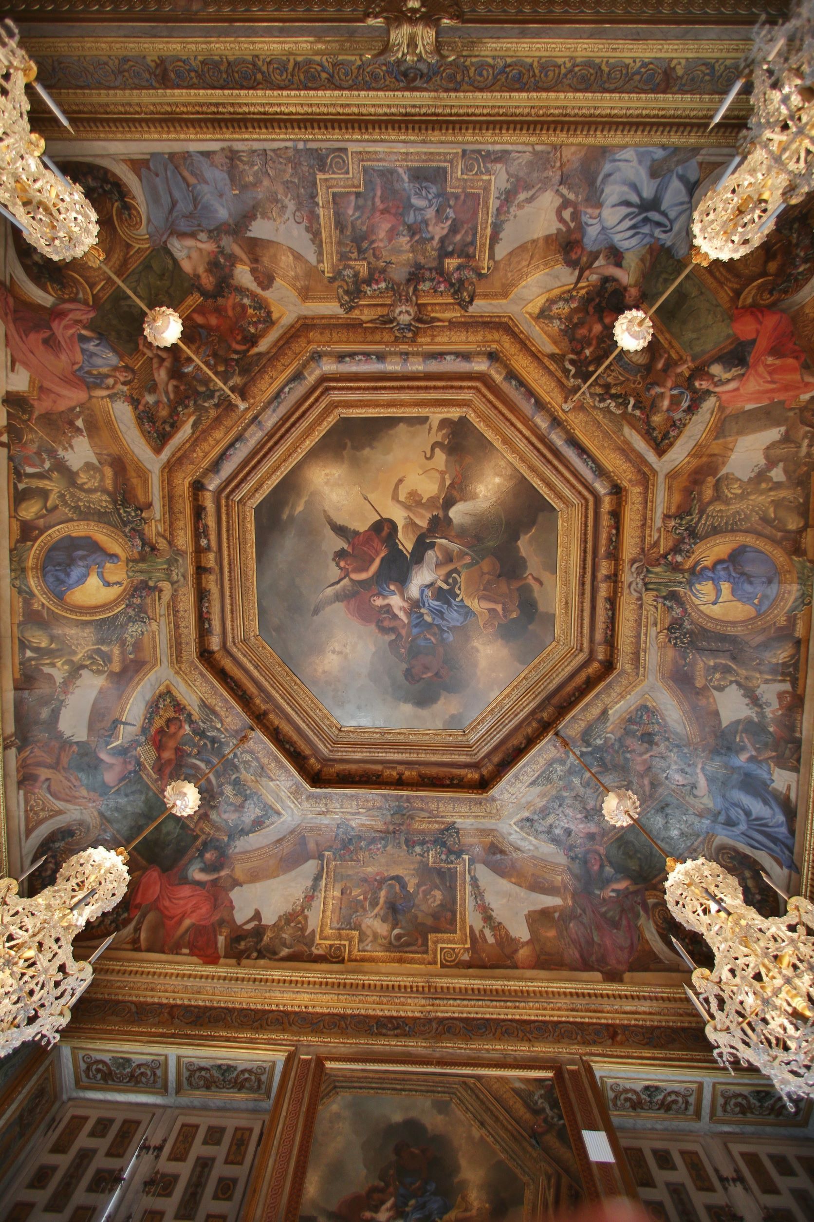 Visit the king's room in Fontainebleau castle