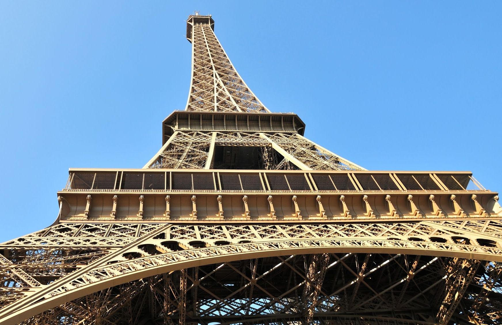 Vista desde la parte inferior de la Torre Eiffel