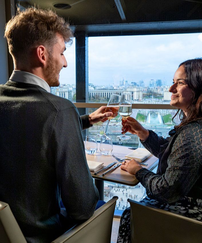 Visita libre del 2ndo piso la Torre Eiffel con aplicación móvil (acceso reservado), almuerzo incluido