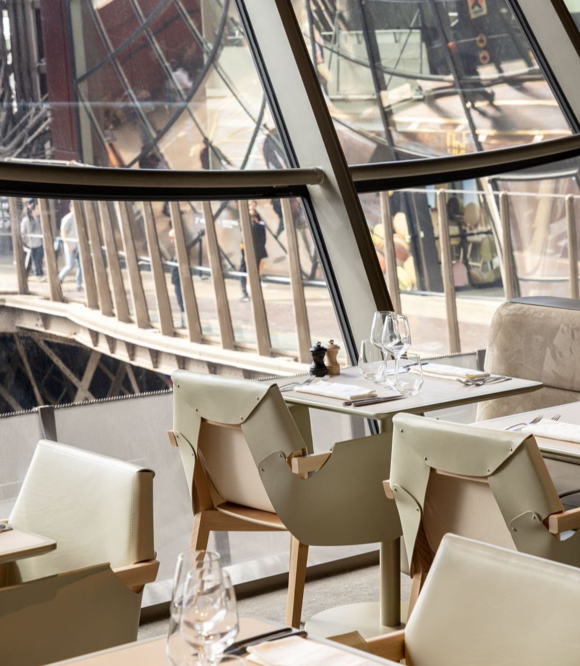 Mittagessen im Eiffelturm-Restaurant "Madame Brasserie" (reservierter Zugang)