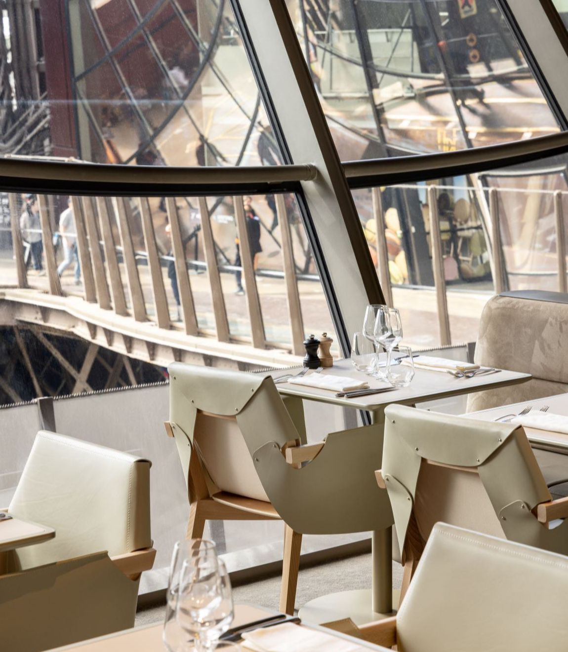 Lunch at the Eiffel Tower - PARISCityVISION