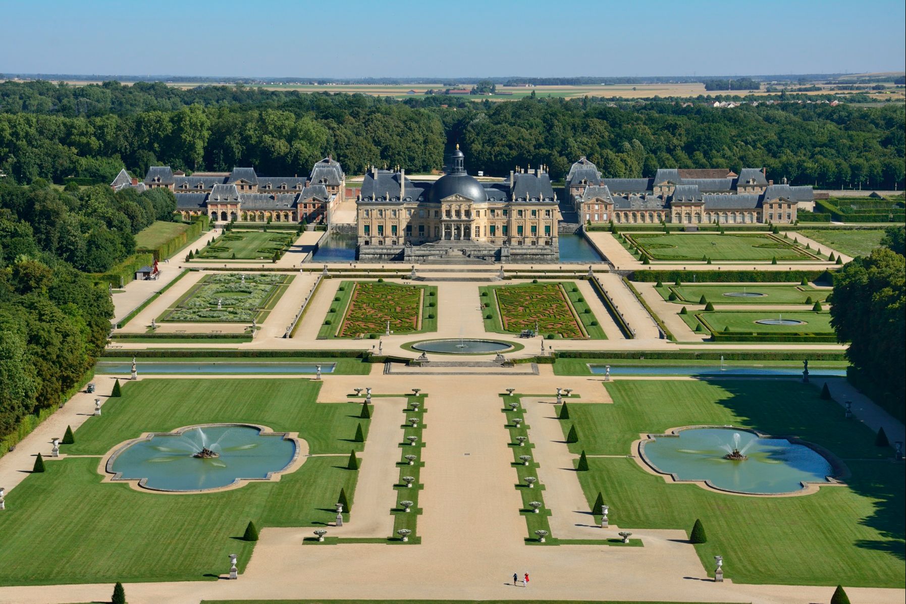 All day trip audio tour of Fontainebleau and Vaux le Vicomte, with transport from Paris