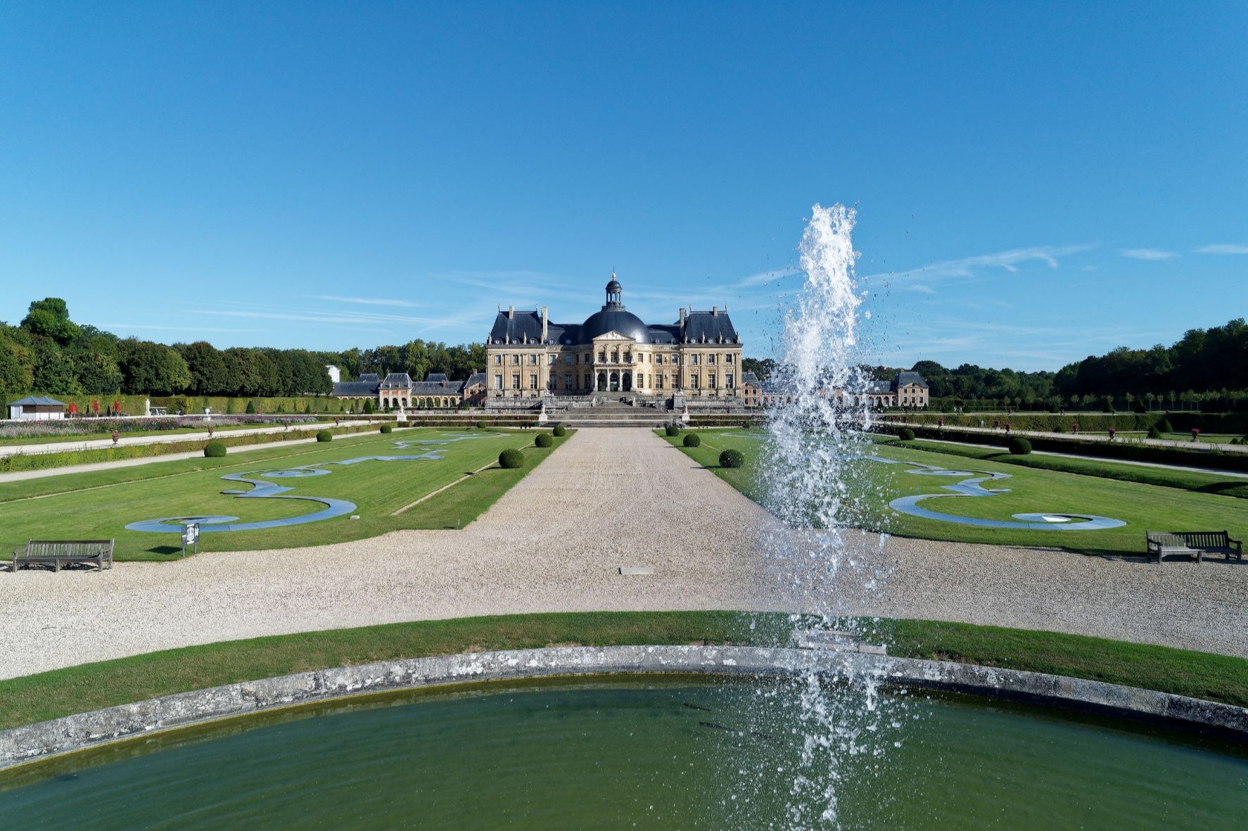 All day audio tour of Fontainebleau and Vaux le Vicomte, with transport from Paris