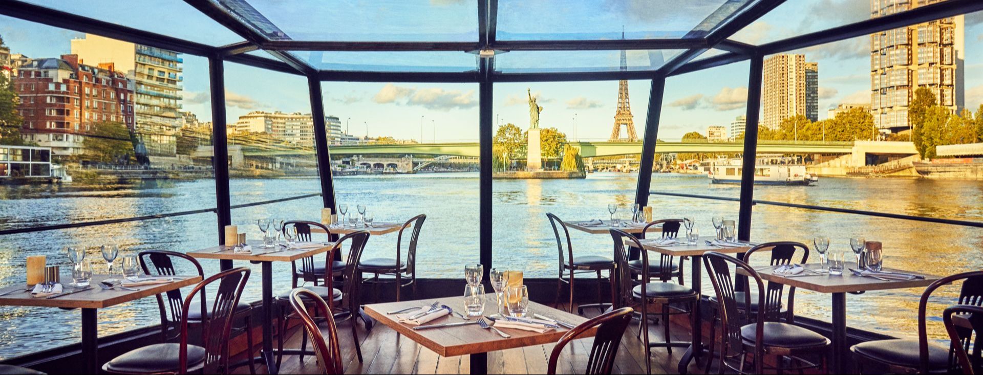 Romantic Seine River Lunch Cruise, Table at the bay window, Drinks included