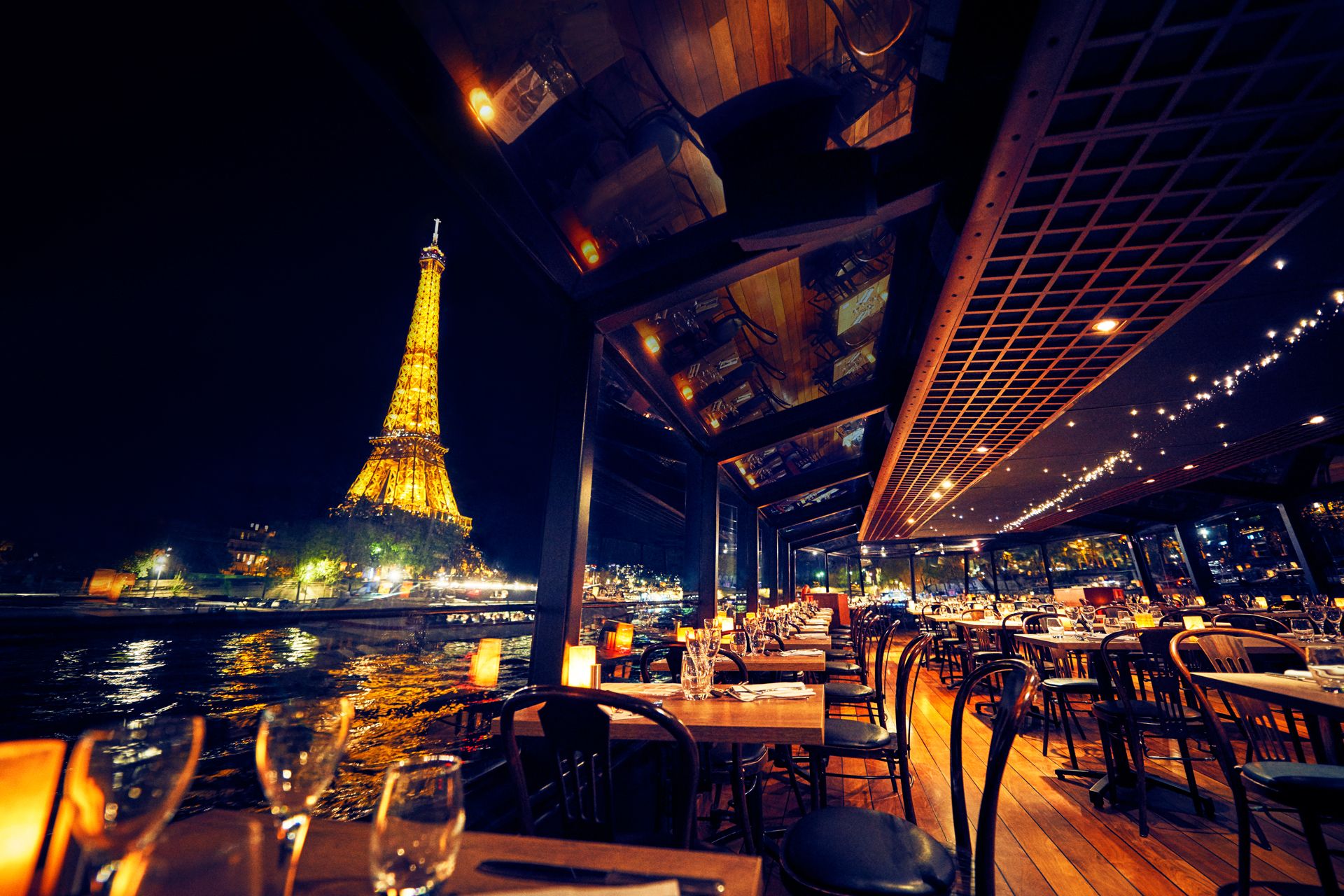 Dîner Croisière Romantique Paris Seine 18h, Table en baie vitrée