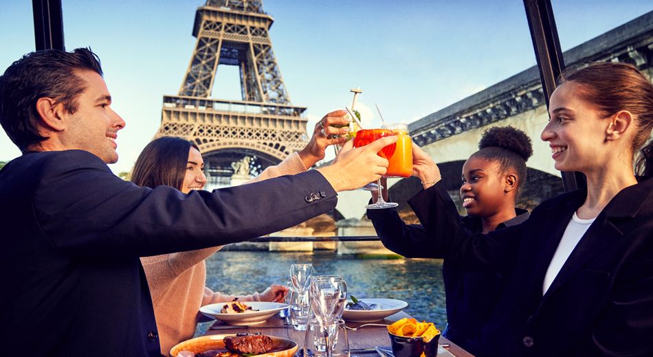 Festive Dinner Cruise Paris Seine with live music (early dinner)