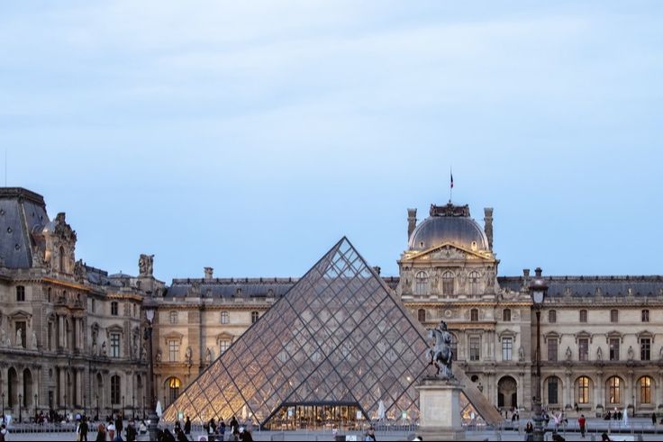 Discover the Louvre Museum aboard the Big Bus 