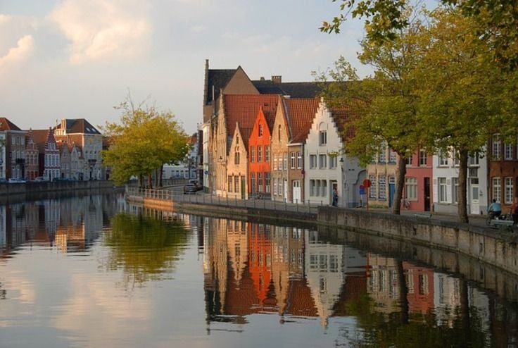 Discover Bruges with a guide through a canal cruise