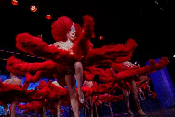 Jantar e espectáculo no Moulin Rouge e City tour nocturno de Paris