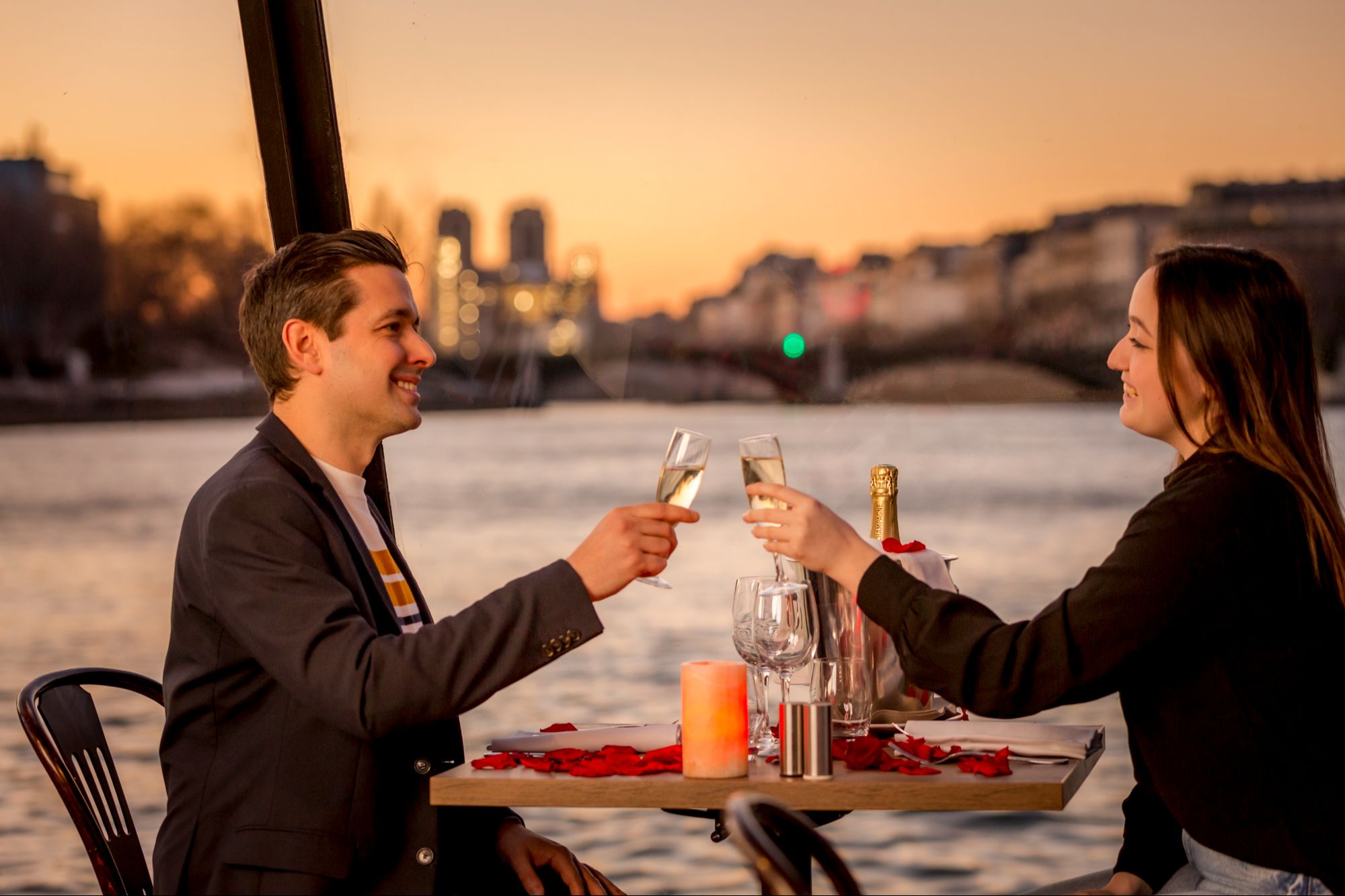 Romantische Schifffahrt mit Abendessen auf der Seine 18 Uhr, Tabelle am Fenster