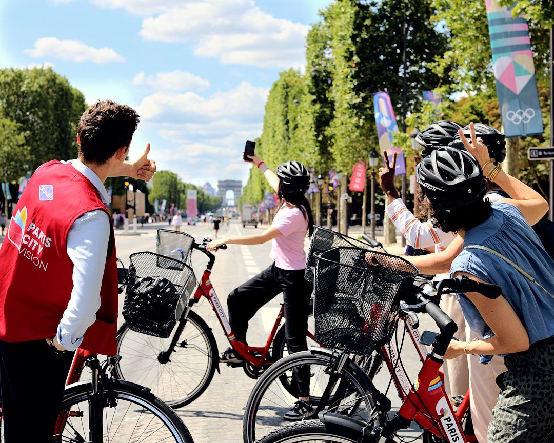 Discover Paris in a different way, with a bike tour!
