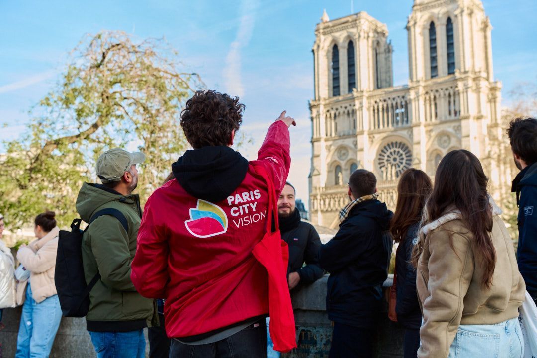 Cathédrale Notre-Dame : entrée à la crypte avec visite guidée du quartier et audioguide intérieur