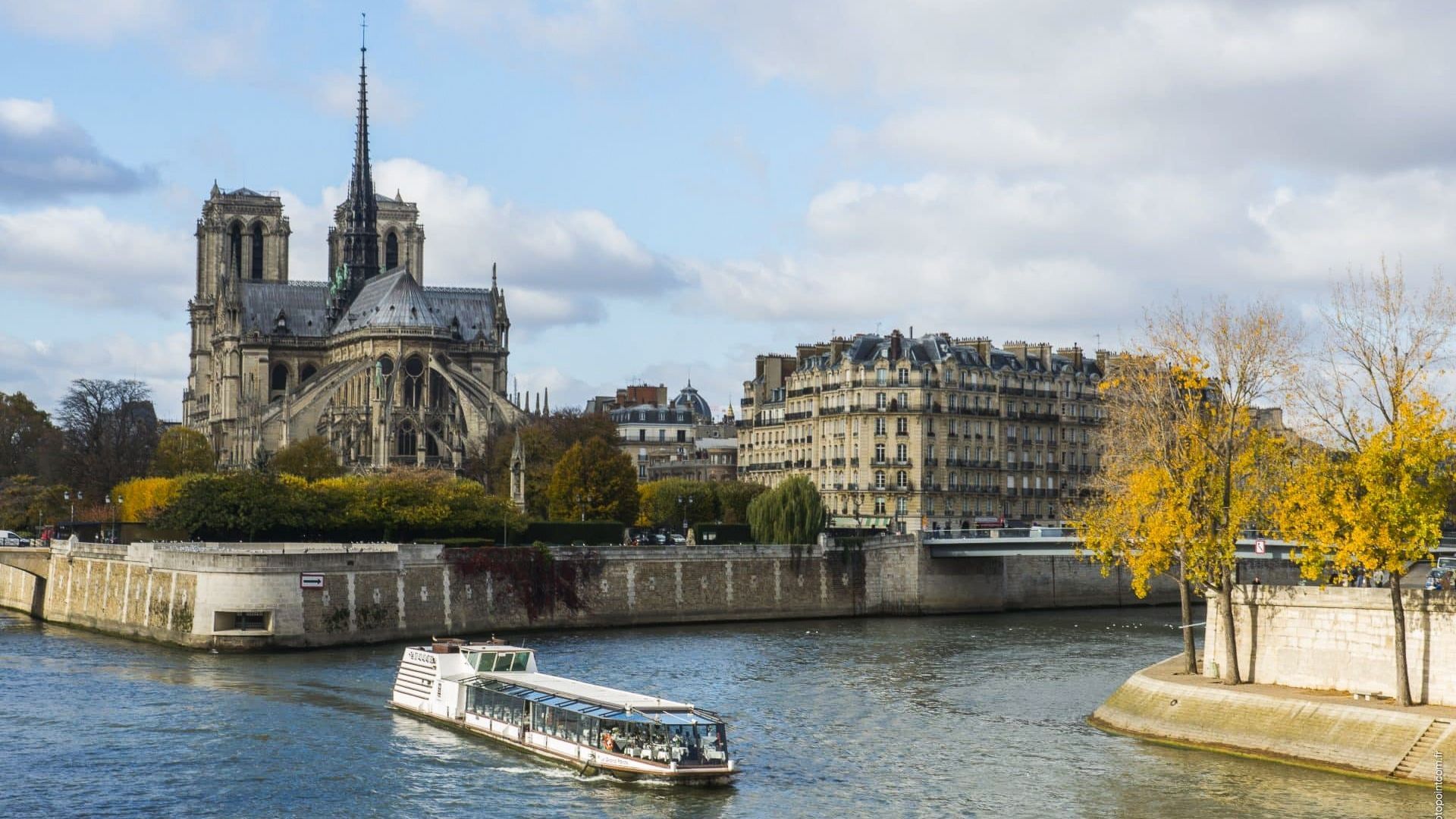 Lunch cruise on the Seine river in Paris