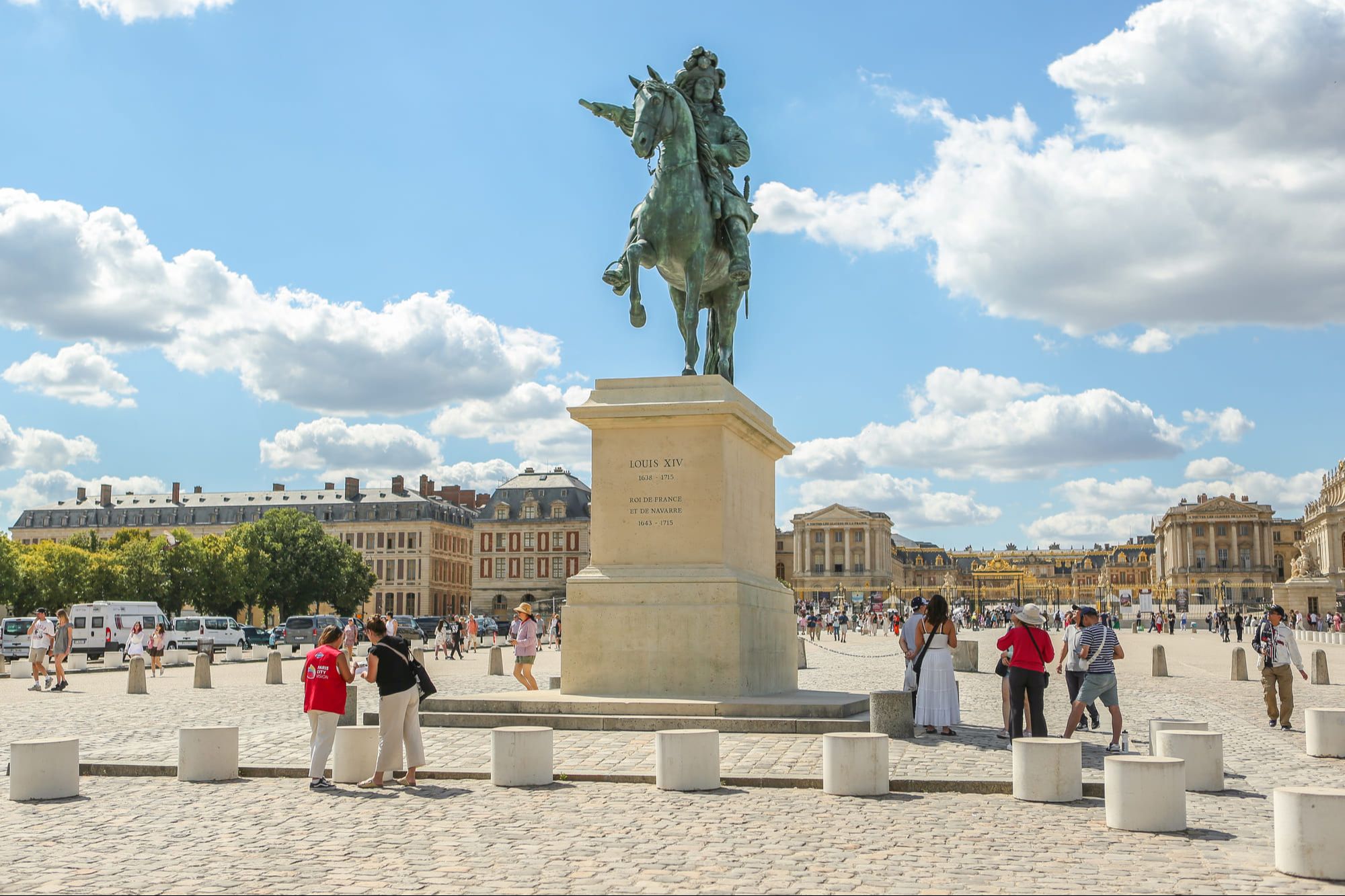 Estátua equestre de Luís XIV no Palácio de Versalhes