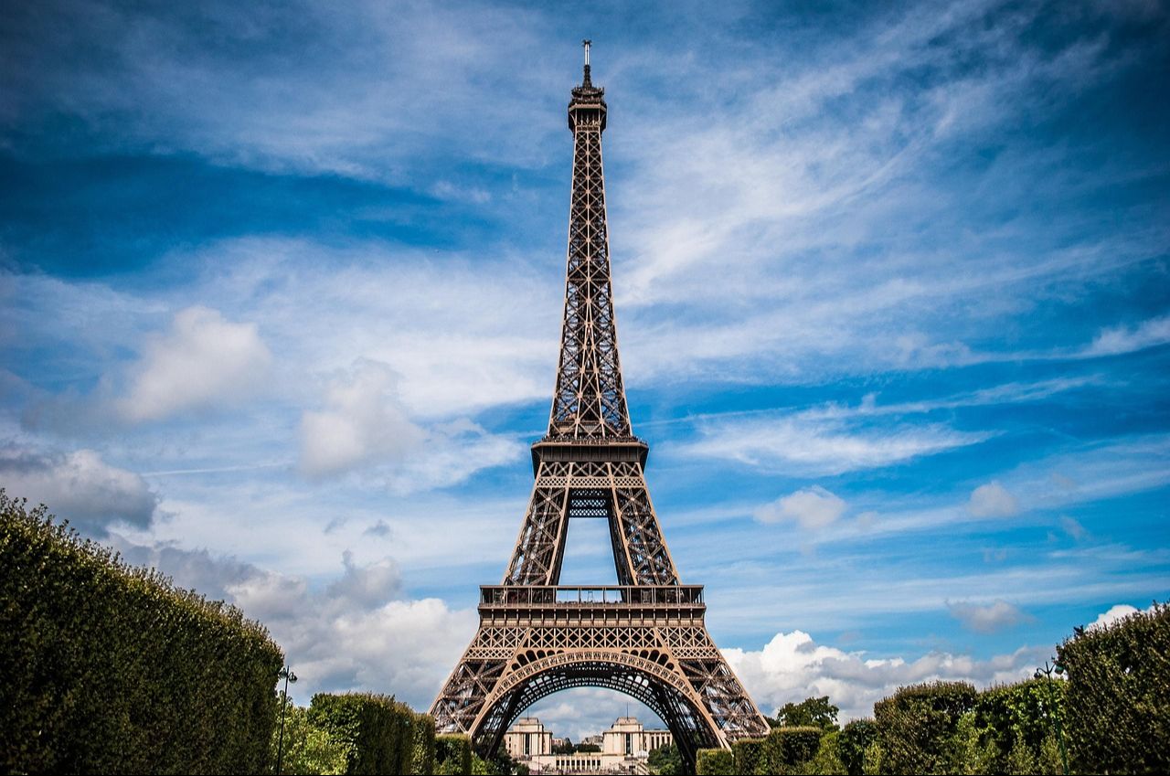 City tour passing next to the Eiffel Tower